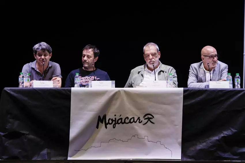 Mojácar empieza una nueva edición de ‘Mojácar Espacio Literario’ con la presentación de la última novela del multipremiado trío de escritores que firma bajo el pseudónimo de Carmen Mola, titulada 